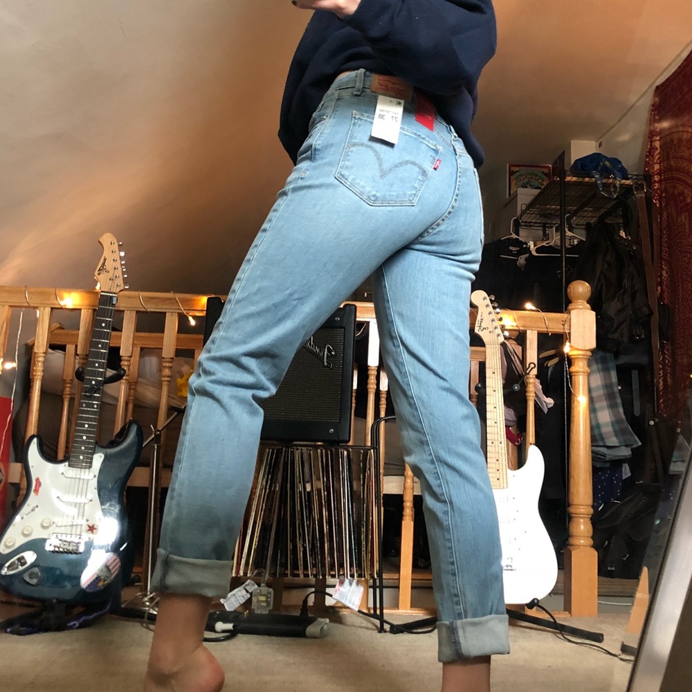 Mid Rise Light wash Levis